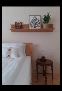 锡比乌Petersen的一间卧室配有一张床和一张植物桌子