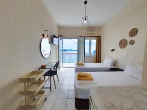 梅加利阿莫斯Aphrodite Skiathos的酒店客房设有两张床和一个阳台。