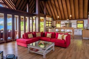 波拉波拉Villa Bora Bora Lagoon N364 DTO-MT的客厅配有红色的沙发和桌子