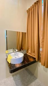 话毛生DURIAN HILL VILLA的一间带水槽和镜子的浴室