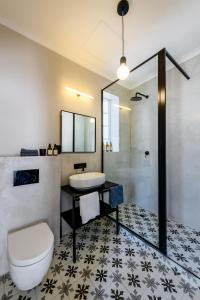开普敦iGadi House Boutique Hotel的浴室配有卫生间、盥洗盆和淋浴。