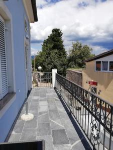 奥米沙利Villa Ajda - Orange room的阳台,建筑有栅栏和树木
