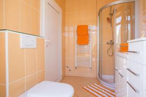 奥米沙利Villa Ajda - Orange room的带淋浴和卫生间的浴室