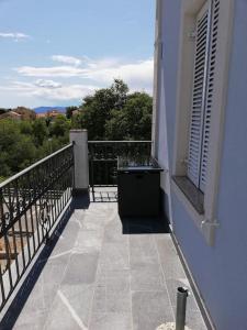 奥米沙利Villa Ajda - Orange room的享有树木景色的建筑阳台