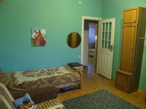 比什凯克Дом для большой и дружной семьи的一间卧室设有一张床和蓝色的墙壁