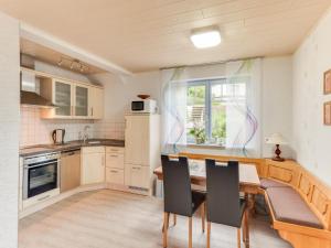 梅德巴赫Apartment between Winterberg and Willingen的厨房配有桌椅和窗户。