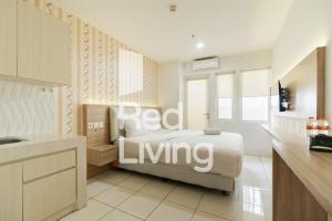 茂物RedLiving Apartemen Sentul Tower - Skyland的一间卧室,床上写着红色的睡床