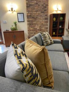 雾观Kruger Park Lodge, Kubu Lodge 224的客厅的沙发上配有两个枕头
