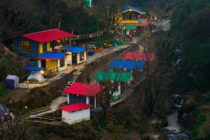 穆索里The Hosteller Mussoorie By the Streamside, Kempty的山丘上一群有色彩缤纷屋顶的房屋