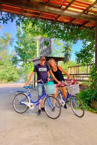 南府利拉哇地南班苏安度假酒店的站在自行车旁的男人和女人