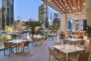 迪拜迪拜码头洲际酒店的一间带桌椅的市景餐厅