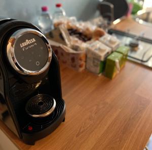 比萨San Ranieri Tiny Tower的厨房台面上的一个烤面包机