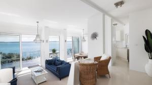尼尔森湾Riviera - Panoramic Water Views In The Heart Of Nelson Bay的客厅配有蓝色沙发,享有海景