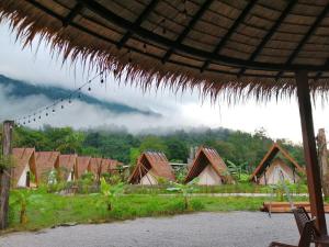 万荣Vangvieng Angsavanh Resort的村庄小屋群的景色