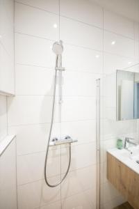 鹿特丹Spacious 2 Bedroom Serviced Apartment 77M2 -VP2B-的白色浴室设有淋浴和水槽