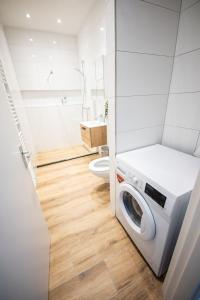 鹿特丹Spacious 2 Bedroom Serviced Apartment 77M2 -VP2B-的一间带卫生间的浴室内的洗衣机