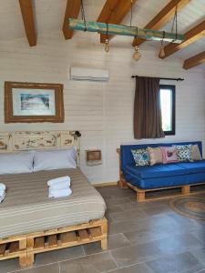 诺托AgriBarocco的一间卧室配有一张床和一张蓝色的沙发