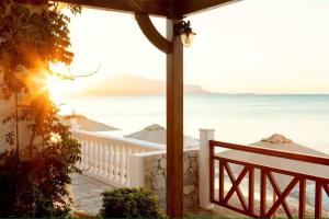 毕达哥利翁Potokaki Beachfront Hotel的带阳台的房屋享有海景。