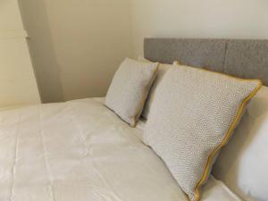 HanleyForest Park House的床上有2个枕头