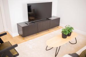 鹿特丹Premium 2 Bedroom Serviced Apartment 71M2 -VP2C-的客厅配有平面电视和桌子。