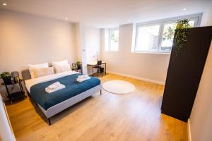 鹿特丹Distinct 2 bedroom Serviced Apartment 84m2 -VP2D-的一间卧室配有一张带蓝色床单的床和一扇窗户。