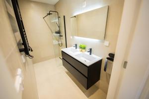 鹿特丹Dearly 1 Bedroom Serviced Apartment 56m2 -NB306D-的浴室配有白色水槽和淋浴。