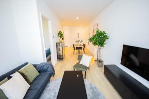 鹿特丹Dearly 1 Bedroom Serviced Apartment 56m2 -NB306D-的客厅配有沙发和桌子