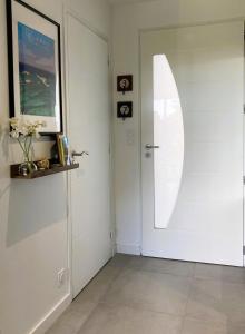 Saint-ÉvarzecStudio & Spa La Discrète的窗户房间里一扇白色的门