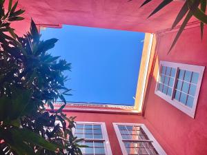 大加那利岛拉斯帕尔马斯卡萨德维古埃塔酒店的从大楼外欣赏天空美景