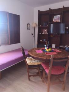 埃尔帕索Villa Sila的一间带桌子和紫色沙发的用餐室
