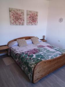 埃尔帕索Villa Sila的一间卧室,卧室内配有一张木床