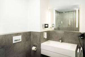 汉诺威elaya hotel hannover city的浴室设有白色水槽和镜子