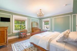 林垦Martha's Bed and Breakfast的一间卧室配有一张床、一张书桌和窗户。