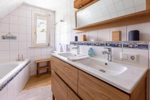 欧巴德伍斯图Ferienhaus Ankerherz的白色的浴室设有水槽和浴缸。
