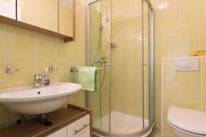奥米沙利Villa Ajda - Green room的一间带水槽和淋浴的浴室