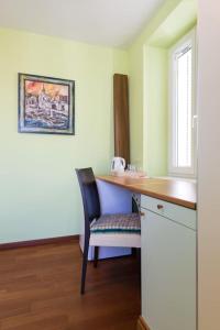 奥米沙利Villa Ajda - Green room的一个带桌子和椅子的厨房