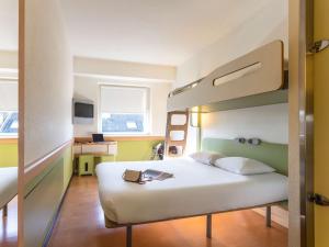 安特卫普宜必思经济型酒店安特卫普中央车站店的一间卧室配有一张床和一张双层床。