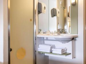 安特卫普宜必思经济型酒店安特卫普中央车站店的浴室配有盥洗盆、镜子和毛巾