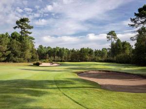 勒皮安·梅多克Golf du Médoc Resort Bordeaux - MGallery的享有高尔夫球场和绿色美景
