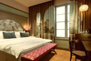 哥德堡Liseberg Grand Curiosa Hotel的一间卧室设有一张大床和一个窗户。