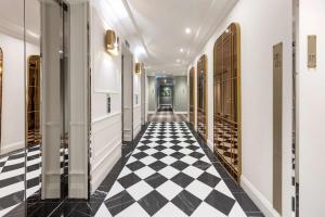 布里斯班阿迪娜布里斯班公寓酒店的走廊上设有黑白格子地板