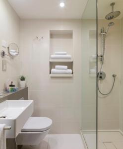 伦敦H11伦敦滑铁卢酒店的带淋浴、卫生间和盥洗盆的浴室