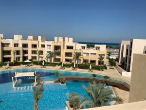 赫尔格达Elgouna Hurghada egypt mangroovy的一座棕榈树和建筑的大型游泳池