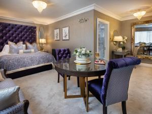 纳文阿德伯尼酒店的卧室配有一张床和一张桌子及椅子