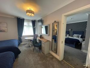 纳文阿德伯尼酒店的客房设有两张床、一张桌子和一面镜子。