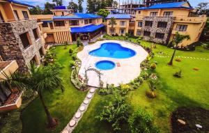 巴拉特布尔Bharatpur Garden Resort的享有庭院的空中景致,设有游泳池