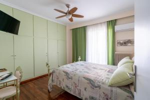 雅典Ioanna's Hellenic Hospitality的一间卧室配有一张床和吊扇