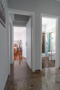 雅典Ioanna's Hellenic Hospitality的一间设有白色墙壁走廊的客房