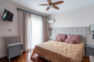 雅典Ioanna's Hellenic Hospitality的一间卧室配有一张床和吊扇