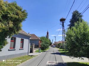 RaposkaLuis Gólyás háza的教堂的小城镇里一条空荡荡的街道